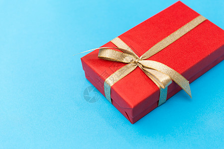 节日,问候惊喜诞礼品盒与金结蓝色蓝色的诞礼品盒背景图片