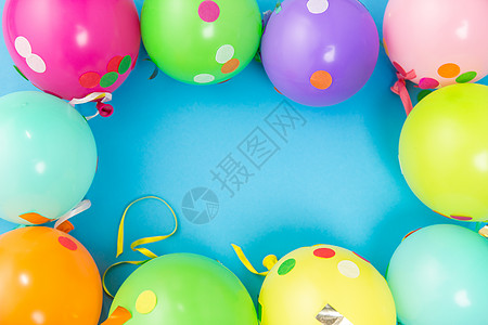 派道具,庆祝装饰彩色气球蓝色背景的纸屑蓝色背景上的派气球纸屑图片