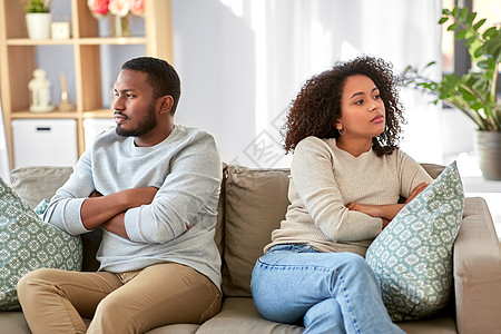 关系困难,冲突人的幸的非裔美国人夫妇家里争论幸的夫妇家里争吵图片