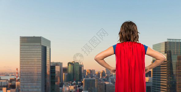 女人的力量人的背的轻女人超级英雄斗篷晚上东京城市摩天大楼的穿着超级英雄斗篷的女人东京上空图片