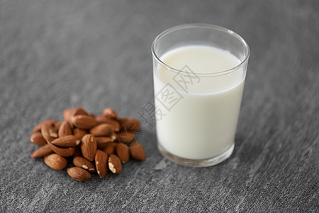 牛奶坚果食品乳制品石桌上的无乳糖牛奶杏仁璃桌上杯无乳糖牛奶杏仁背景