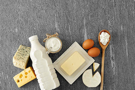 牛奶奶酪食物饮食同种类的奶酪,牛奶,酸奶黄油石桌上同种类的奶酪,酸奶黄油背景