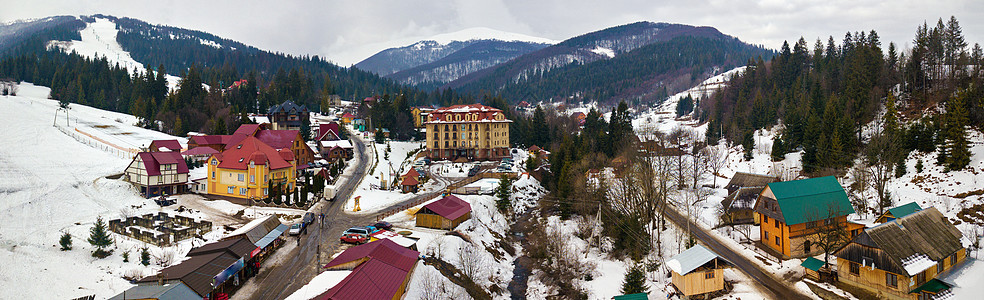 冬季景观喀尔巴阡山滑雪胜地皮利佩特的全景空中全景飞虱村图片