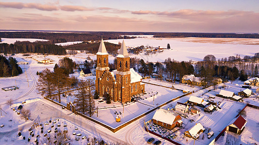 古老基督教教堂的鸟瞰农村冬天的场景白俄罗斯明斯克附近的rubezhevichi村图片