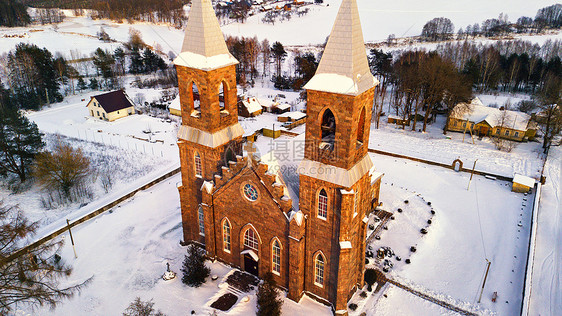 古老基督教教堂的鸟瞰农村冬天的场景白俄罗斯明斯克附近的rubezhevichi村图片