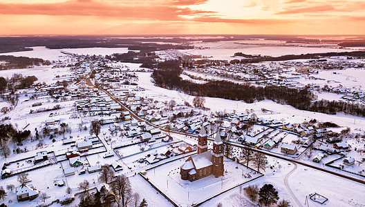 农村冬天的场景古老基督教教堂的鸟瞰白俄罗斯明斯克附近的rubezhevichi村图片