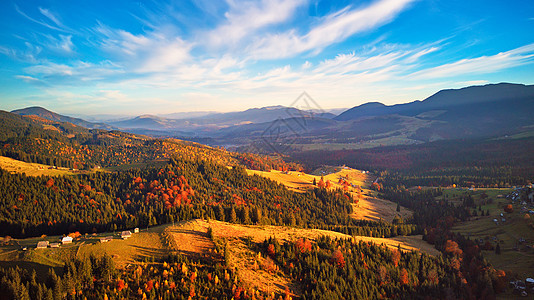 秋天山谷的空中全景山上的阳光秋天的日落山脉上五颜六色的秋天林地美丽的天空与云彩乌克兰的喀尔巴阡山脉图片