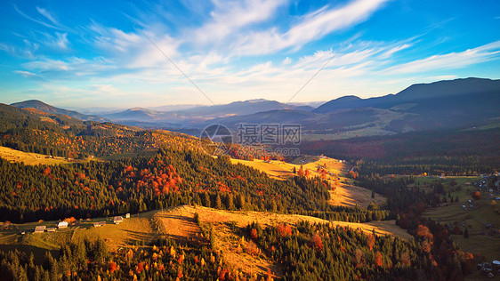 秋天山谷的空中全景山上的阳光秋天的日落山脉上五颜六色的秋天林地美丽的天空与云彩乌克兰的喀尔巴阡山脉图片