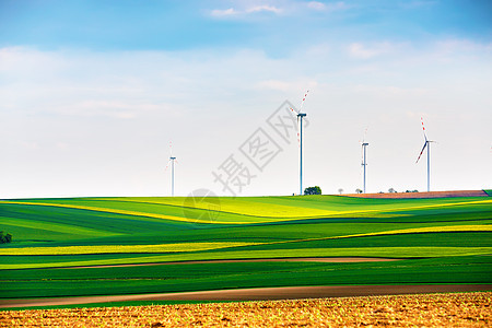 春天阳光明媚,绿色的田野里风力发电机生态动力风力涡轮机发电绿色环境下奥地利,靠近珀斯多夫图片
