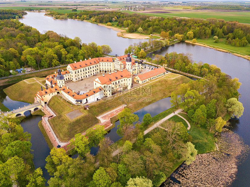 奈斯维兹中世纪城堡的空中俯视春天的尼亚斯维兹古镇白俄罗斯明斯克地区图片
