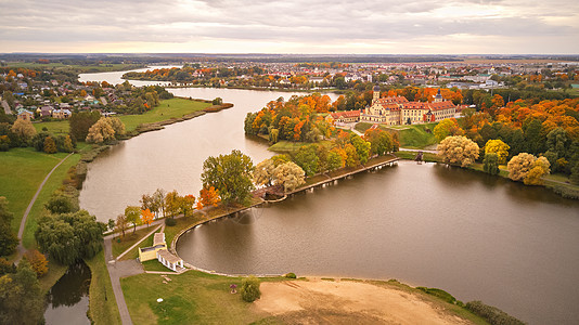 纳斯维兹中世纪城堡的秋季鸟瞰尼亚斯维兹古镇五颜六色的枫树公园白俄罗斯明斯克地区图片
