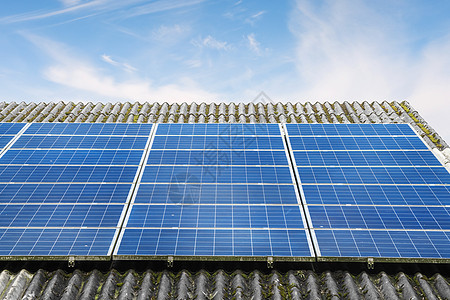晴朗的天气下,蓝天下,屋顶上蓝色的太阳能电池板背景图片