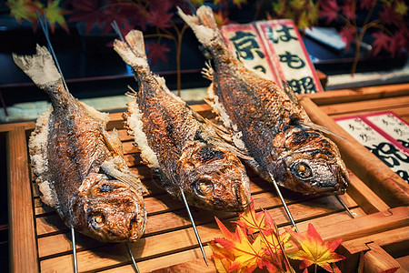 日本 枫叶烤鱼棍子街头食品日本京都的尼希基市场烤鱼棍子街头食品日本京都的尼希基市场背景