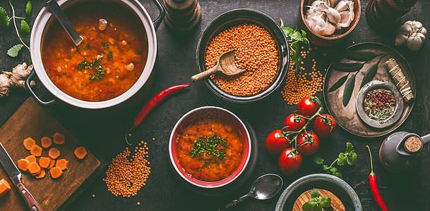 红色扁豆汤与烹饪原料黑暗的乡村厨房桌子背景,顶部视图健康素食食品素食扁豆餐菜干净的饮食图片