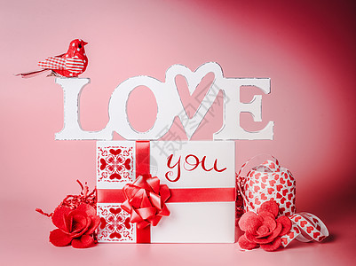 情人节的浪漫作文爱你的信息与礼品盒,红色丝带装饰节日问候的爱的宣言图片