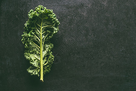绿色甘蓝叶黑暗的背景,顶部视图与健康排蔬菜清洁饮食节食的顶部视图与健康甘蓝的好处图片