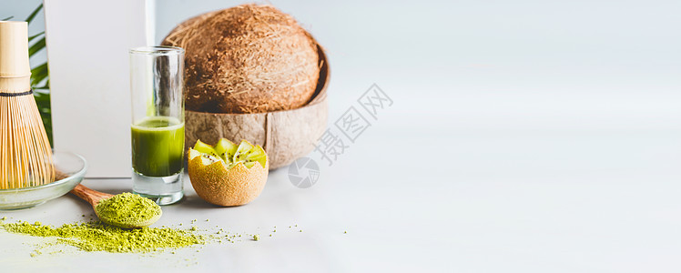 抹茶粉勺子,抹茶浓缩咖啡与椰子牛奶桌子上的轻背景,正视图与清洁饮食,排饮料,健康乳制品抗氧化剂促进饮图片