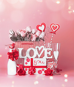情人节问候象与礼品盒,玫瑰心购物袋,文字爱你丝带站红色粉红色背景与Bokeh,正视图爱的宣言图片