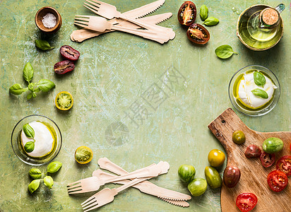 食物背景与五颜六色的西红柿,马苏里拉,罗勒橄榄油地中海成分顶部视图与为您的食谱图片