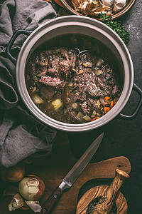 炖牛肉烹饪锅与草药,香料厨房用具,顶部视图乡村的肉菜慢煮乡村食物图片