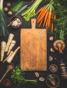 芹菜肉丝食物背景与砧板各种机农场蔬菜黑暗的乡村桌子上与厨房用具,草药香料,顶部视图框架素食素食的背景