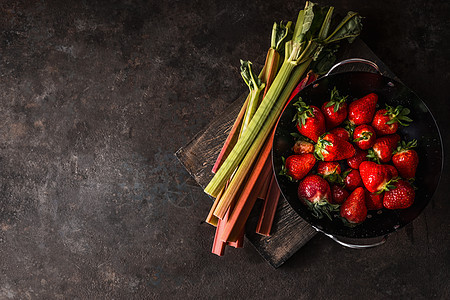 大黄草莓黑暗的乡村厨房桌子上季节机食品健康的饮食烹饪图片