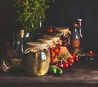 罐子与各种传统保存发酵农场机季节蔬菜水果黑暗的乡村背景秋天的罐头保存收获健康的自制食物图片