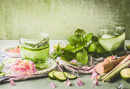 课程与黄瓜柠檬水排注入水冰块桌子上的成分绿色夏季清爽饮料准备图片