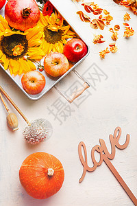 平躺白色桌子上,盘子里放着苹果向日葵,南瓜秋天的叶子,还爱情的标志秋天的爱为您的的风景图片