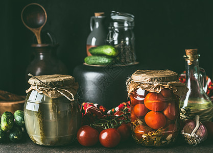 保存水果蔬菜收获各种保存璃瓶黑暗的桌子上健康的收获储存方式图片