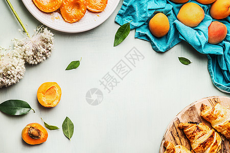 食物背景与牛角包杏子早餐轻薄荷背景,顶部视图框架图片