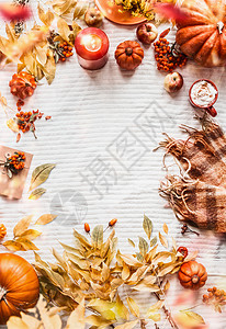 垂直秋季背景,黄色落叶,南瓜,围巾,卡布奇诺,燃烧蜡烛,苹果玫瑰的风景舒适的秋季布局与季节安排上图片