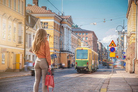 名妇女穿过赫尔辛基中心芬兰图片
