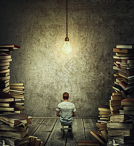 个人,创造的想法,抄写员坐个黑暗的房间里,周围成堆的书个悬浮的发光灯泡他的头顶上明智的图书管理员作图片