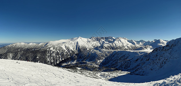 雪覆盖了皮林山冬季全景图片