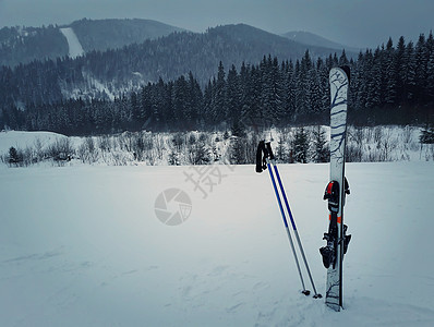冬天的山脉滑雪设备雪中滑雪胜地寒假喀尔巴阡山,布科维尔,乌克兰图片