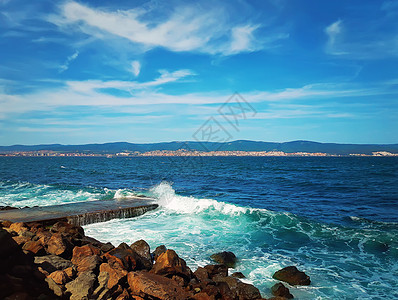 美丽的海滨景观,如波浪状的蓝色大海石滩,地平线上座小山保加利亚内塞巴尔图片