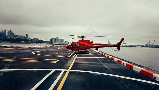 直升机用于观光旅游,停纽约市哈德逊河附近图片