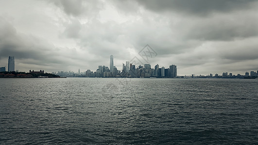 多云的雨天,曼哈顿市中心的建筑天际线图片