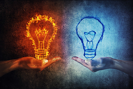 两只手着燃烧飞溅的灯泡灰色的背景上思维交流理念伙伴关系业务理念火水的象征背景图片