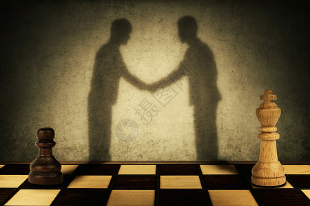 棋子国王站前,他们的影子变成了商人握手商业等级水平平图片