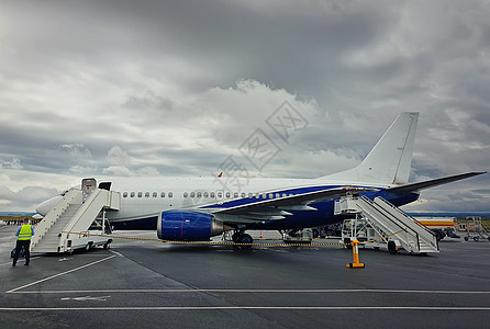 飞机准备阴天机场登机巴黎戴高乐机场的客运旅业图片