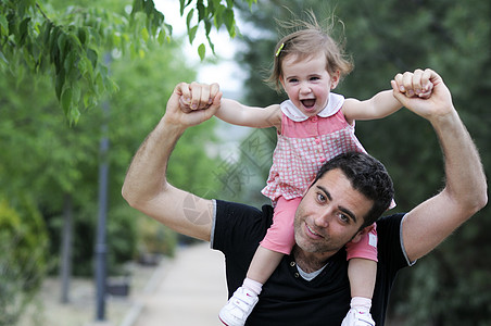 小女孩走公园里父亲的肩膀上图片