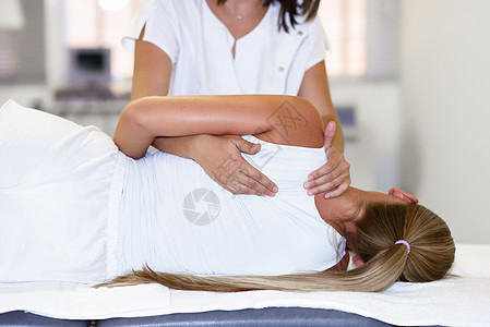 专业的女理疗师给住院的金发女人肩部按摩理疗中心肩部的医疗检查图片