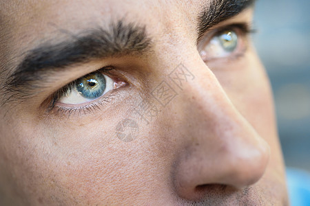 特写镜头的人的眼睛蓝眼睛的男人图片