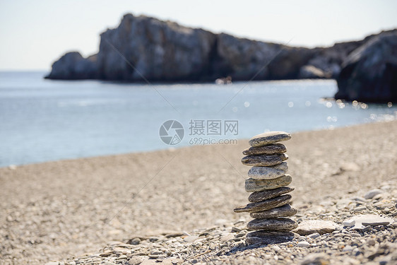 海边平衡的鹅卵石图片