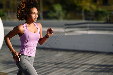 黑人女人,阿夫罗发型,城市道路上户外跑步轻女穿着运动服锻炼图片