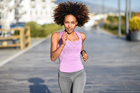 黑人女人,阿夫罗发型,城市道路上户外跑步黑人女人,城市道路上户外跑步轻女穿着运动服锻炼图片