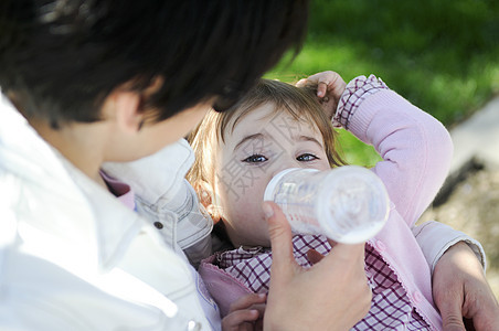 女婴喝奶瓶里的牛奶妈妈用瓶子喂女儿图片