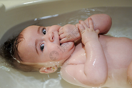 四个月大的女婴洗澡哭了高清图片